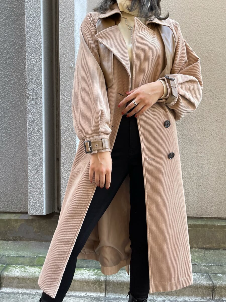 ブラック系のデニムパンツ、ベージュ系のトレンチコート、ホワイト系のニット/セーターを着用したレディースの秋コーディネートの6枚目の写真