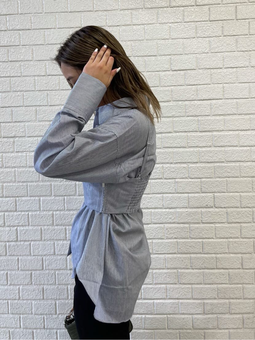 ブラック系のデニムパンツ、ブラック系のシャツ/ブラウス、ブラック系のサンダルを着用したレディースの夏コーディネートの7枚目の写真