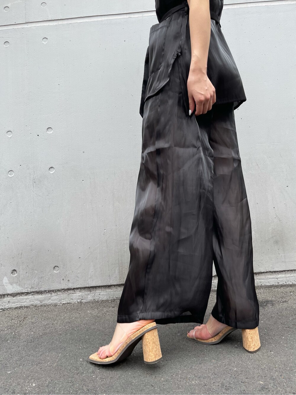 ベージュ系のTシャツ/カットソー、ブラック系のテーラードジャケット、ブラック系のその他パンツを着用したレディースの春コーディネートの5枚目の写真