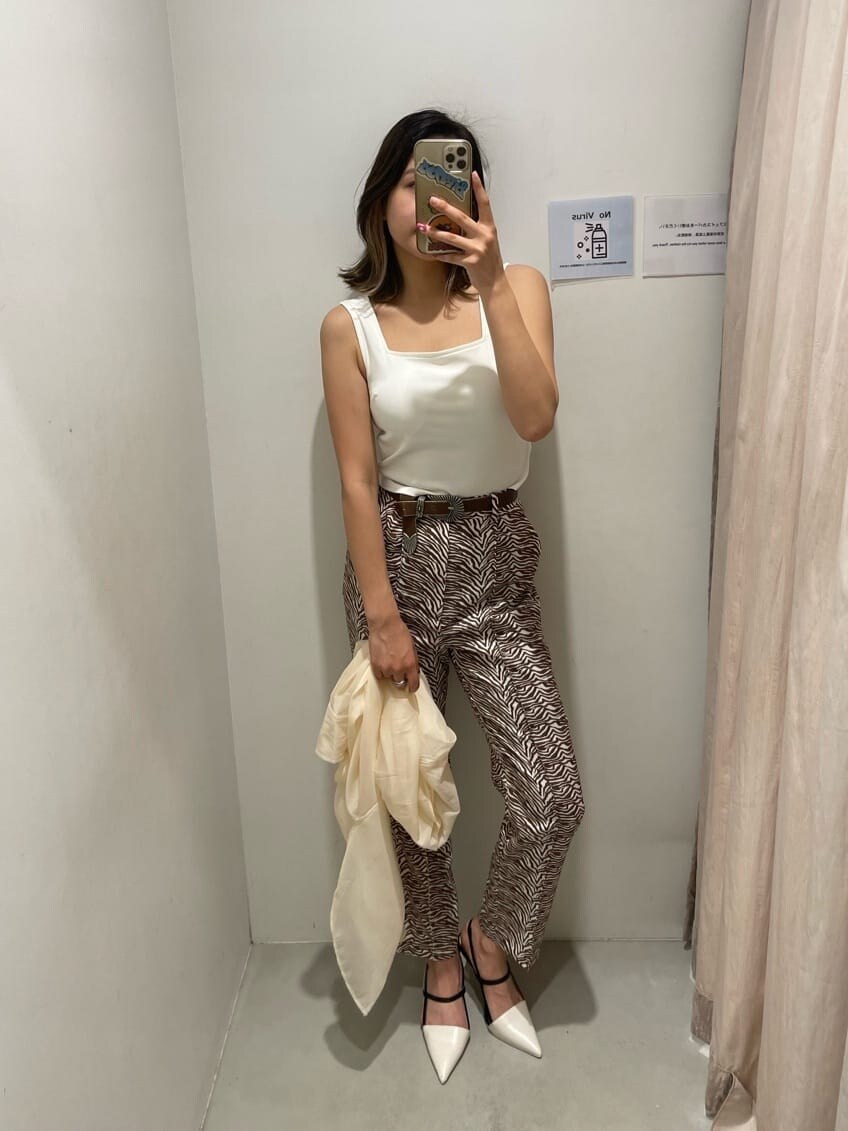 ホワイト系のタンクトップ、ホワイト系のサンダル、ホワイト系のシャツ/ブラウスを着用したレディースの春コーディネートの2枚目の写真