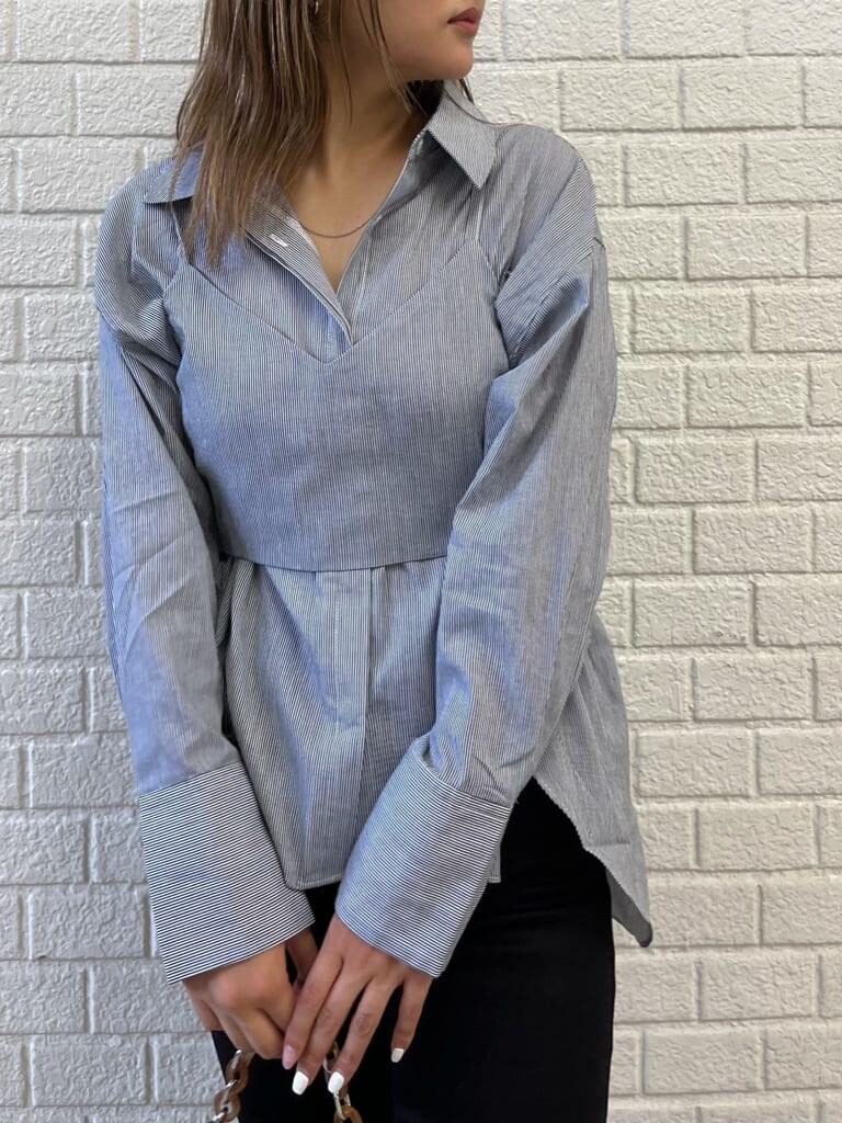 ブラック系のデニムパンツ、ブラック系のシャツ/ブラウス、ブラック系のサンダルを着用したレディースの夏コーディネートの4枚目の写真