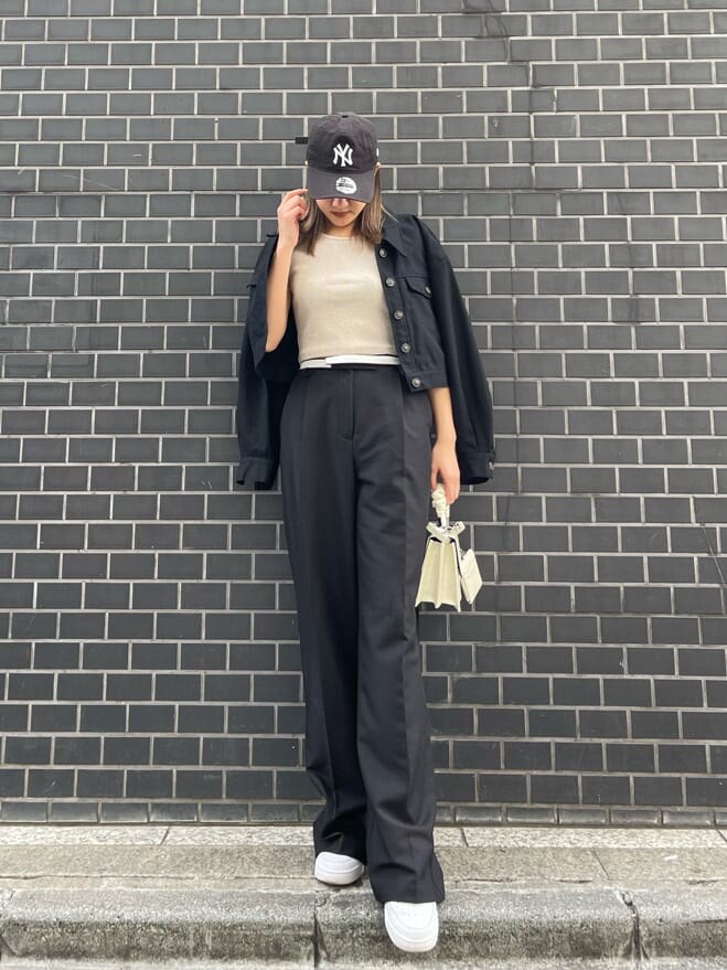 ブラック系のブルゾン、ホワイト系のショルダーバッグ、ベージュ系のTシャツ/カットソーを着用したレディースの春コーディネートの2枚目の写真