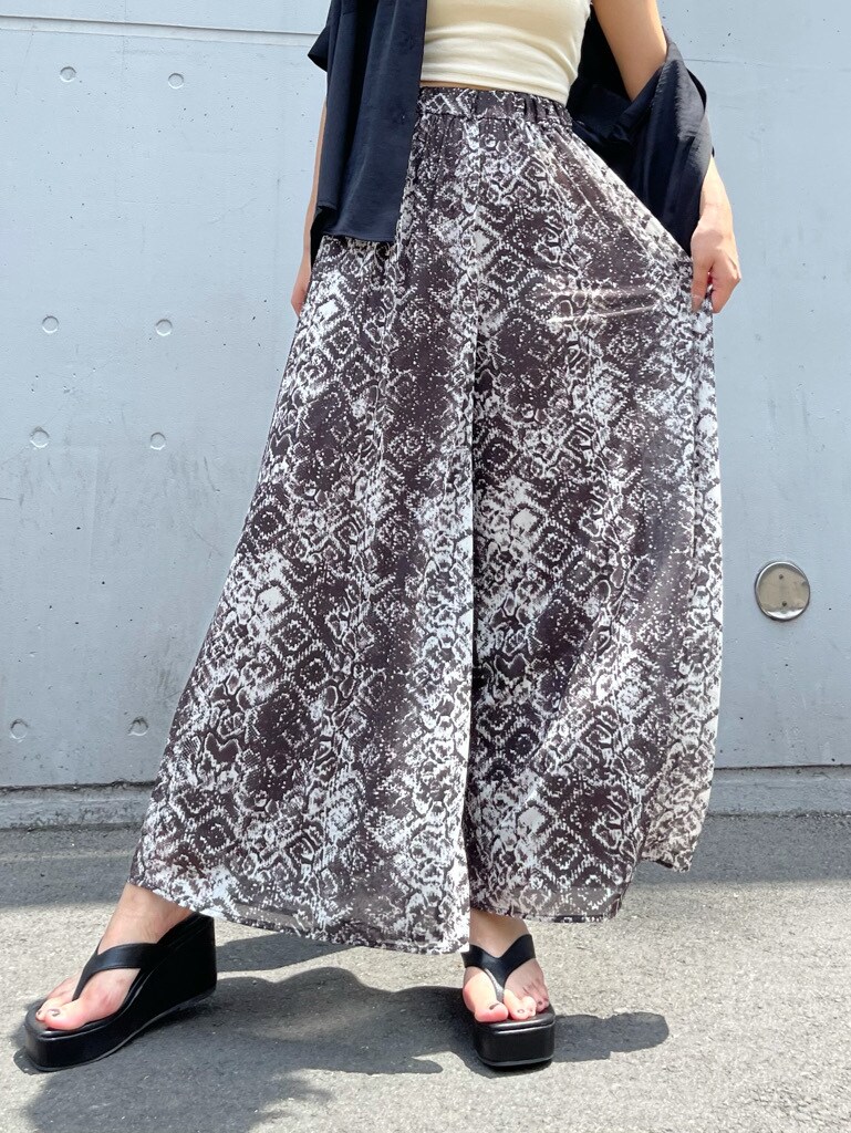 その他のスラックス、ブラック系のシャツ/ブラウスを着用したレディースの夏コーディネートの5枚目の写真