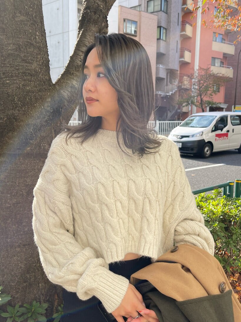 ブラック系のその他パンツ、その他のブーツ、ベージュ系のトレンチコートを着用したレディースの秋コーディネートの7枚目の写真