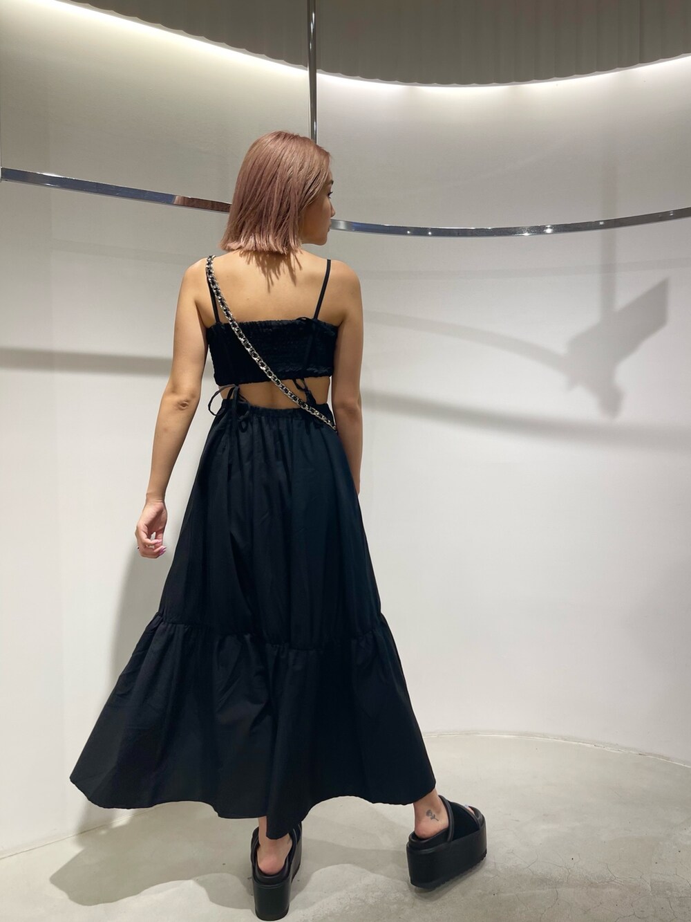 ブラック系のサンダル、ブラック系のショルダーバッグ、ブラック系のワンピースを着用したレディースの夏コーディネートの3枚目の写真