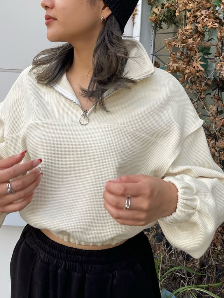 ブラック系のブーツ、ホワイト系のスウェット、ブラック系のスウェットパンツを着用したレディースの秋コーディネートの3枚目の写真