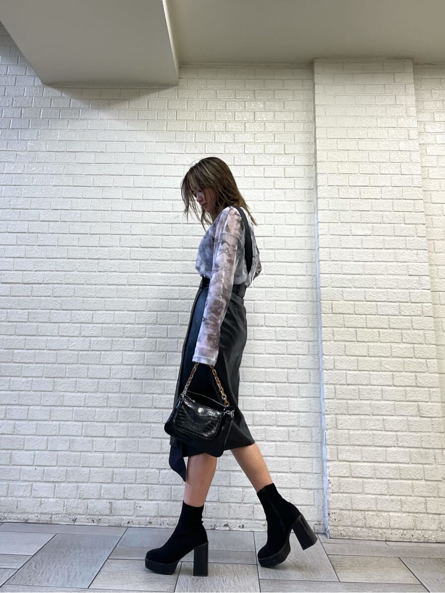 ブラック系のスカート、ブラック系のショルダーバッグ、グレー系のTシャツ/カットソーを着用したレディースの夏コーディネートの2枚目の写真