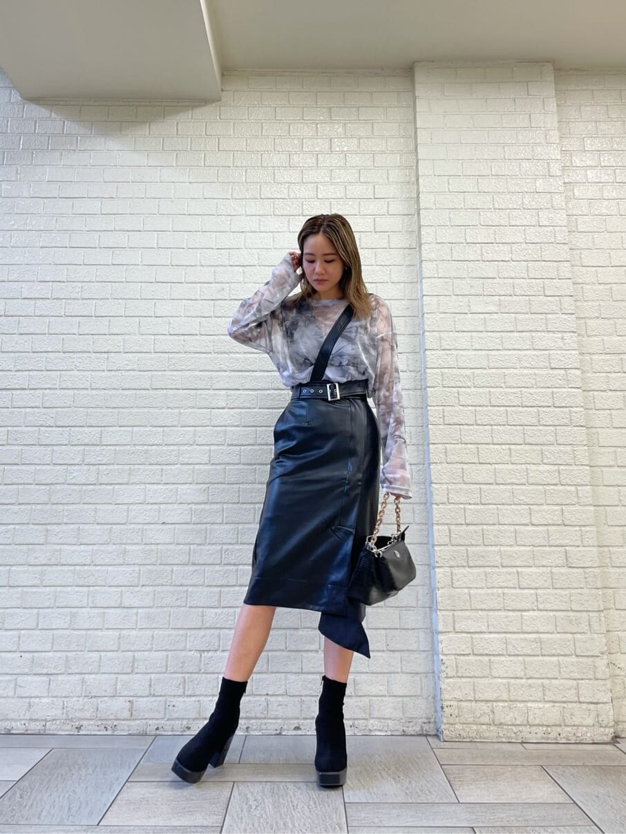 ブラック系のスカート、ブラック系のショルダーバッグ、グレー系のTシャツ/カットソーを着用したレディースの夏コーディネートの3枚目の写真