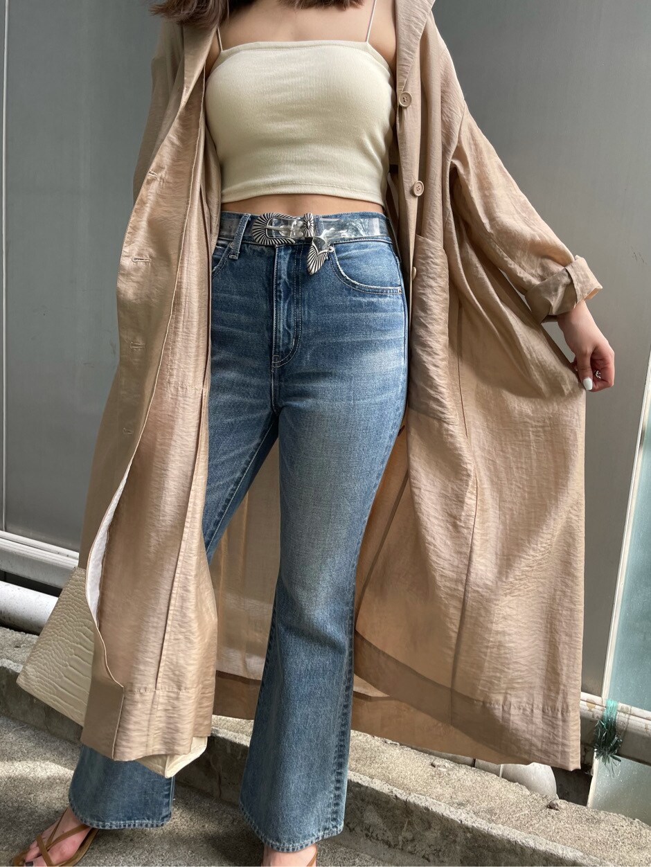 ベージュ系のその他アウター、ブルー系のデニムパンツ、ブラウン系のサンダルを着用したレディースの春コーディネートの5枚目の写真