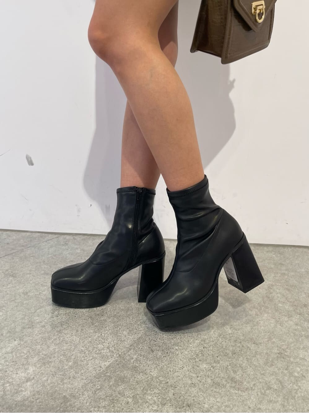 ブラック系のブーツ、ブラック系のテーラードジャケット、ブラック系のカーディガン/ボレロを着用したレディースの秋コーディネートの8枚目の写真