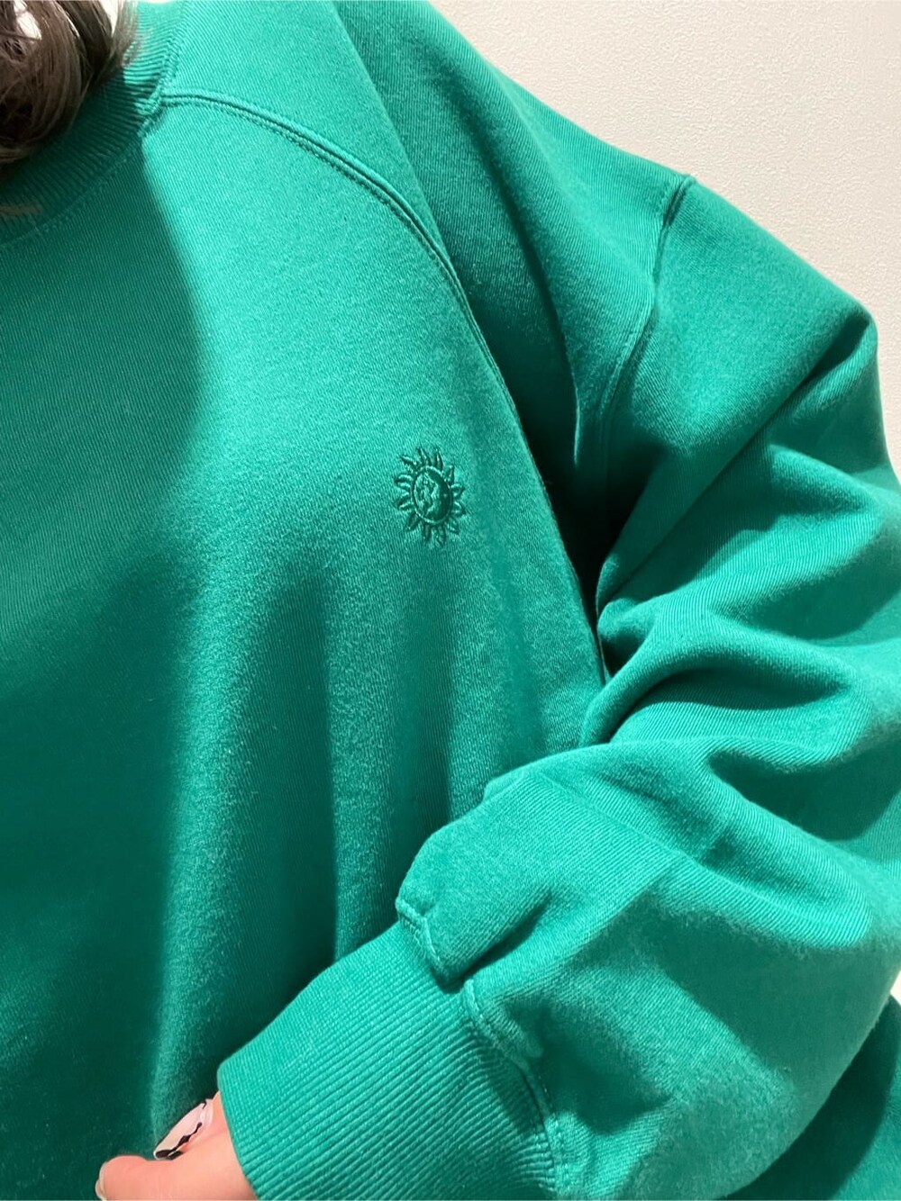 ブラック系のブーツ、グリーン系のスウェットパンツ、グリーン系のスウェットを着用したレディースの冬コーディネートの7枚目の写真