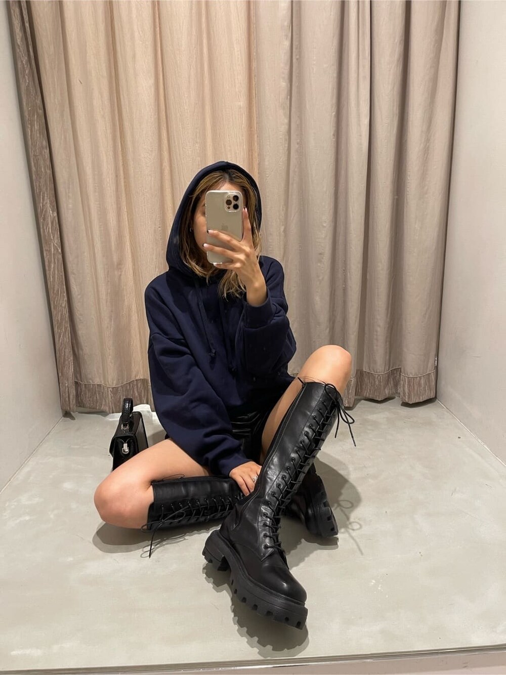 ブラック系のその他パンツ、ブラック系のブーツ、ブラック系のハンドバッグを着用したレディースの秋コーディネートの6枚目の写真