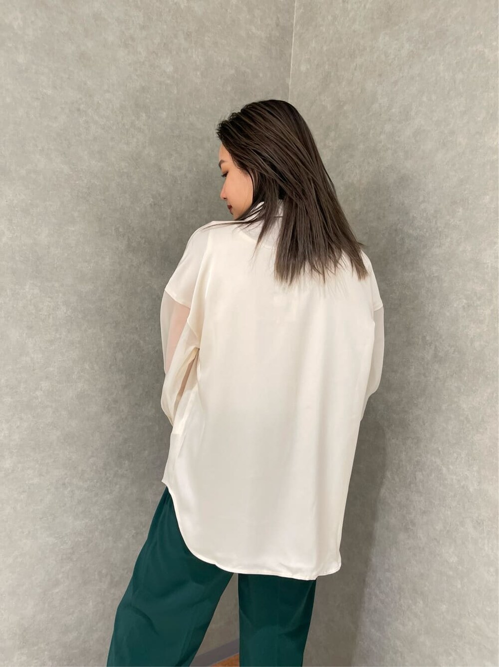 ホワイト系のタンクトップ、グリーン系のスラックス、ホワイト系のシャツ/ブラウスを着用したレディースの春コーディネートの9枚目の写真