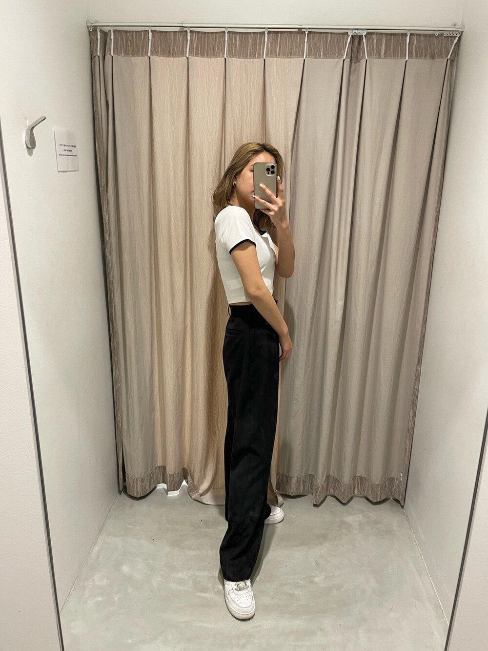 ブラック系のその他パンツ、ホワイト系のTシャツ/カットソーを着用したレディースの春コーディネートの7枚目の写真