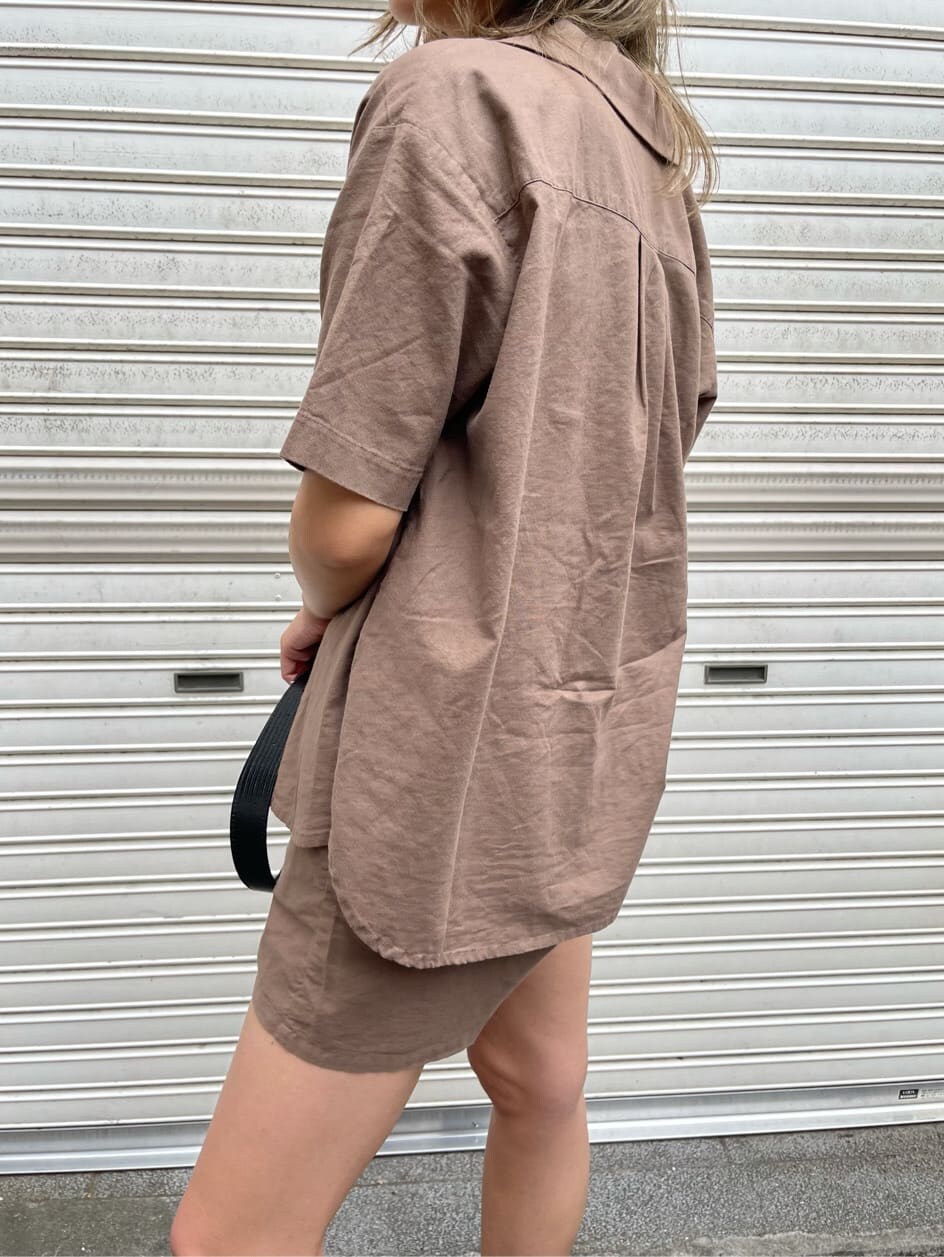 ブラウン系のその他パンツ、ブラック系のサンダル、ホワイト系のキャミソールを着用したレディースの夏コーディネートの4枚目の写真