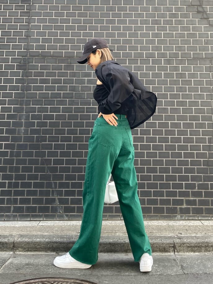 ホワイト系のショルダーバッグ、ブラック系のキャミソール、ブラック系のシャツ/ブラウスを着用したレディースの春コーディネートの4枚目の写真