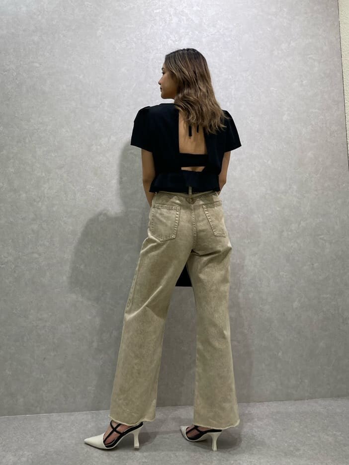 ブラック系のシャツ/ブラウス、ベージュ系のデニムパンツ、ホワイト系のサンダルを着用したレディースの春コーディネートの3枚目の写真