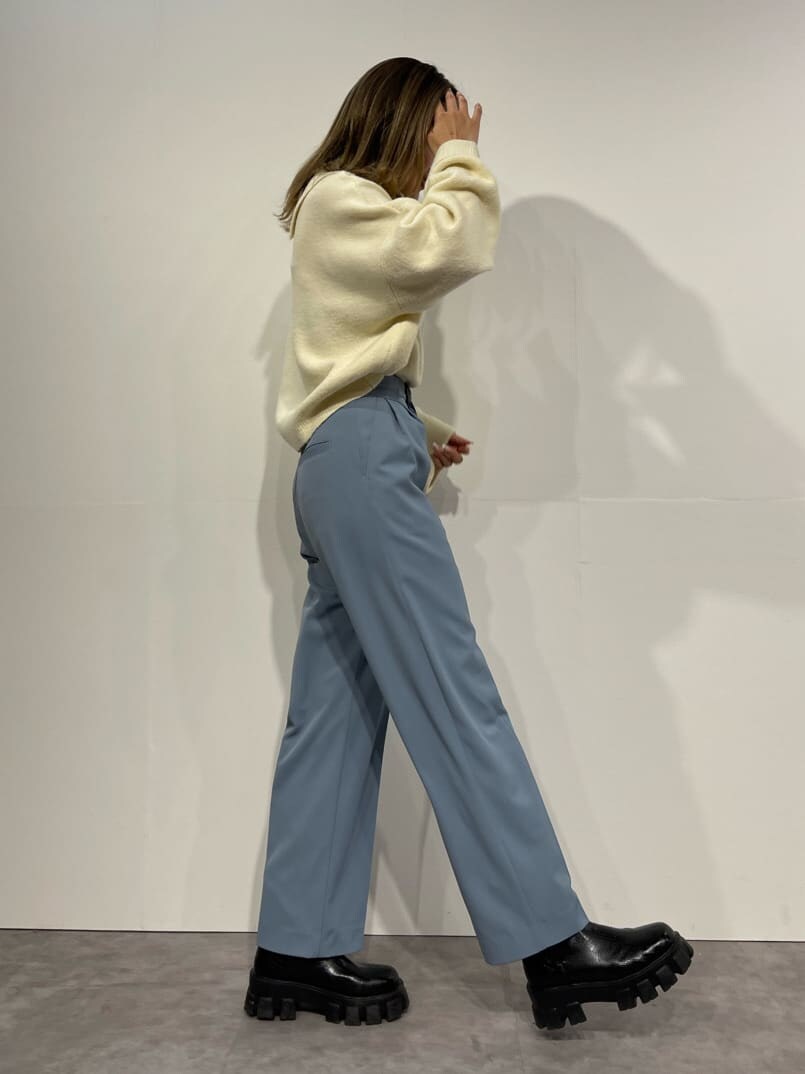 その他のブーツ、ホワイト系のニット/セーター、ブルー系のその他パンツを着用したレディースの冬コーディネートの3枚目の写真