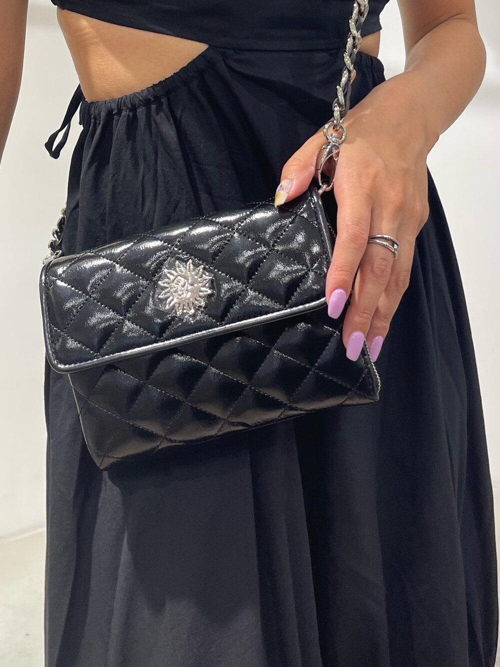 ブラック系のサンダル、ブラック系のショルダーバッグ、ブラック系のワンピースを着用したレディースの夏コーディネートの6枚目の写真