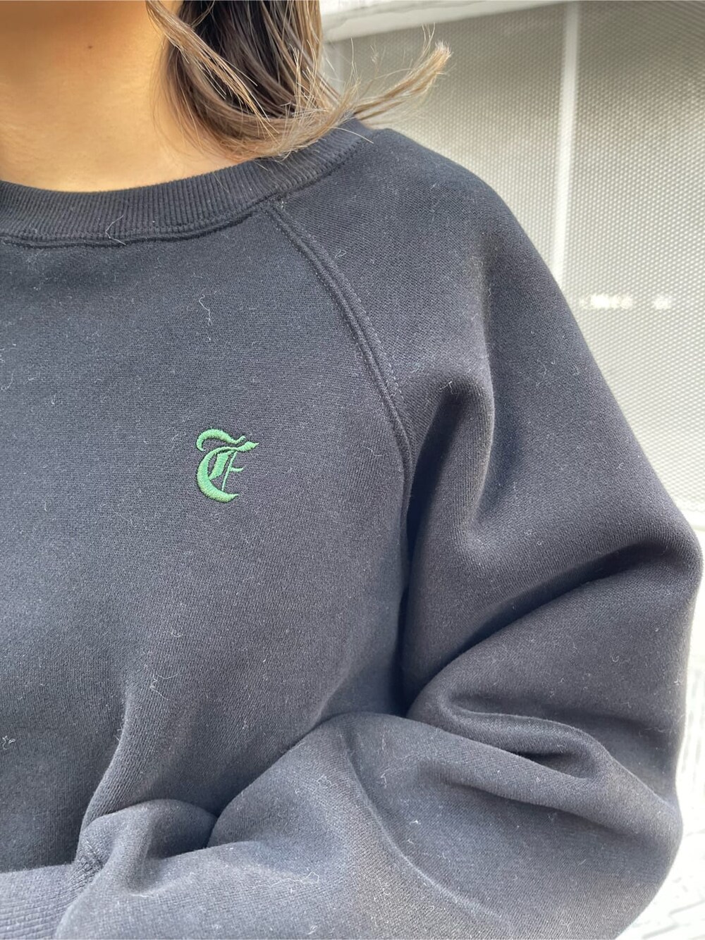 ブラック系のワンピース、ブラック系のブーツ、ブラック系のスウェットを着用したレディースの秋コーディネートの4枚目の写真