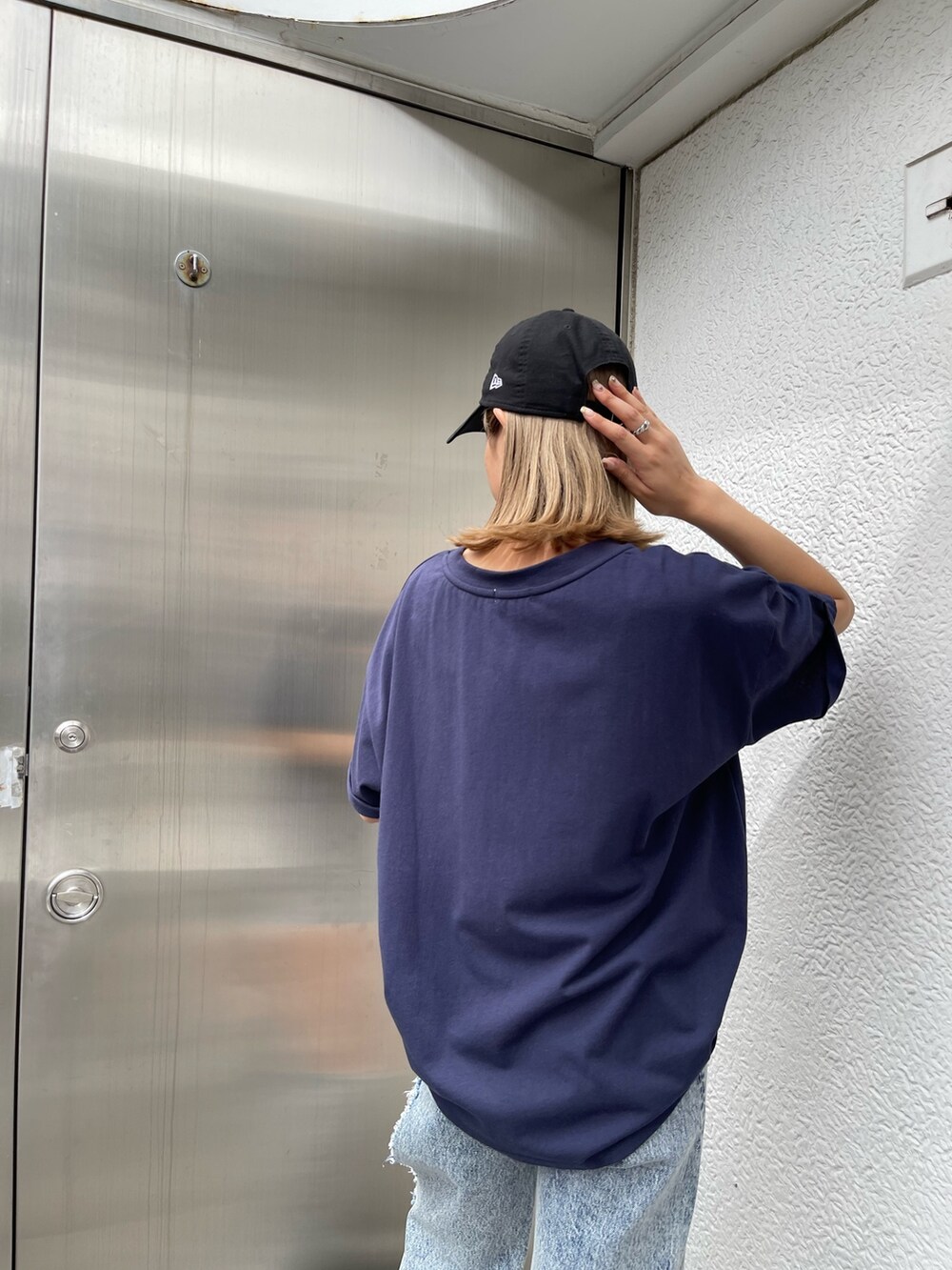 ブルー系のデニムパンツ、ブルー系のTシャツ/カットソーを着用したレディースの春コーディネートの7枚目の写真