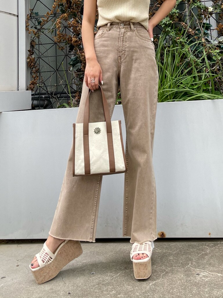 ベージュ系のデニムパンツ、ホワイト系のタンクトップ、ホワイト系のサンダルを着用したレディースの春コーディネートの5枚目の写真