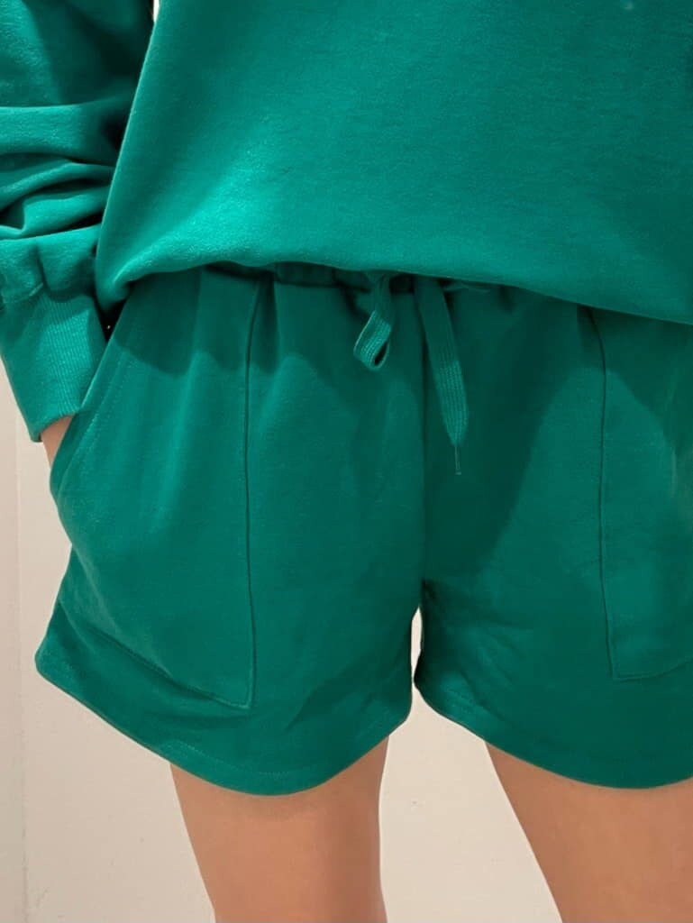 ブラック系のブーツ、グリーン系のスウェットパンツ、グリーン系のスウェットを着用したレディースの冬コーディネートの5枚目の写真