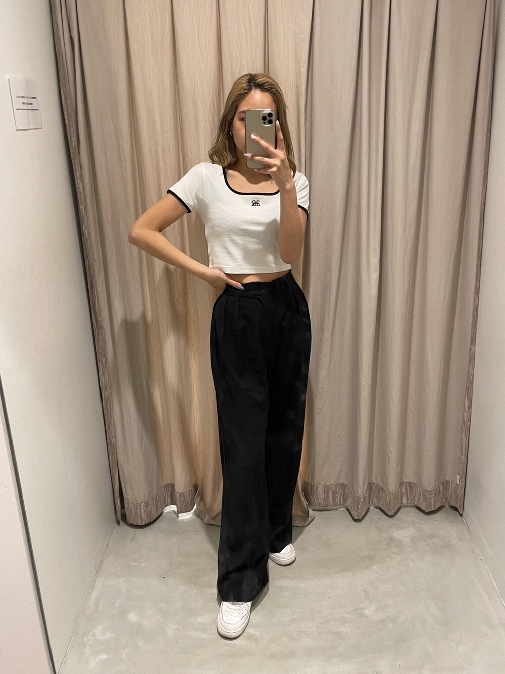 ブラック系のその他パンツ、ホワイト系のTシャツ/カットソーを着用したレディースの春コーディネートの2枚目の写真