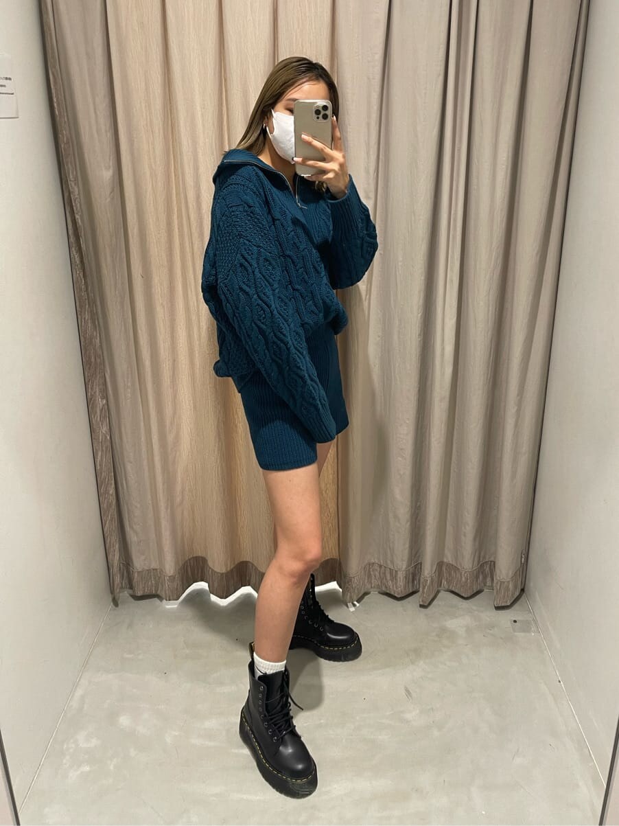 ブルー系のその他パンツ、ブラック系のブーツ、ブルー系のニット/セーターを着用したレディースの秋コーディネートの2枚目の写真