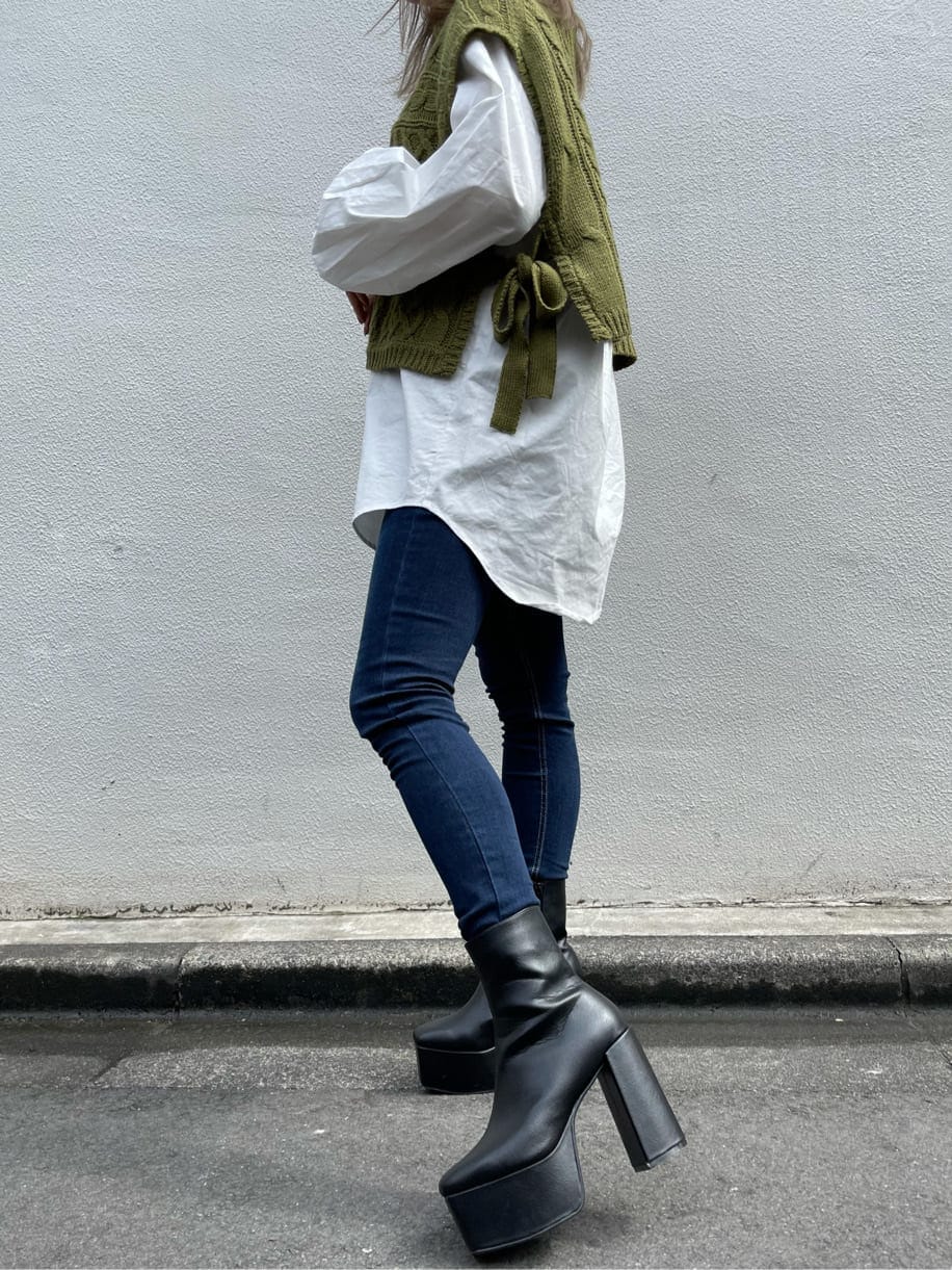 ブルー系のデニムパンツ、ブラック系のブーツ、ホワイト系のシャツ/ブラウスを着用したレディースの秋コーディネートの7枚目の写真