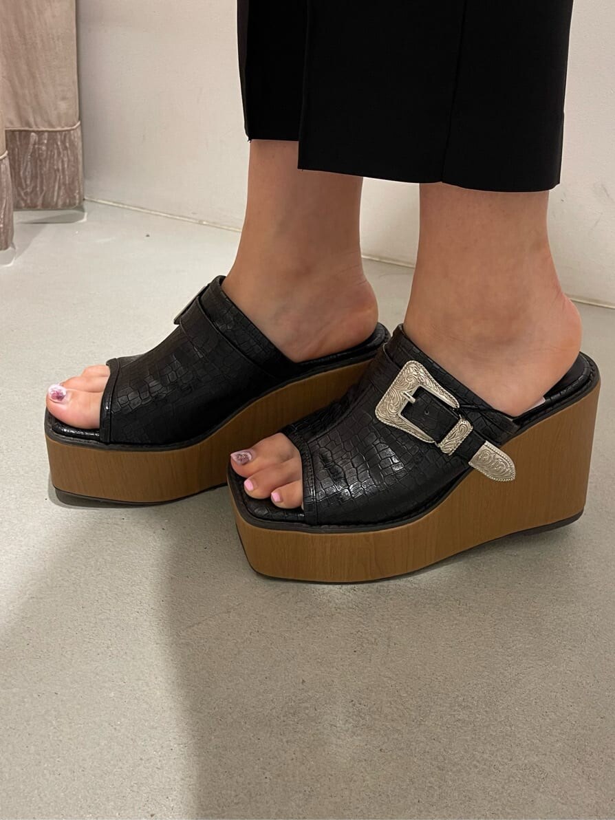 ブラック系のサンダル、ベージュ系のTシャツ/カットソー、ホワイト系のショルダーバッグを着用したレディースの春コーディネートの6枚目の写真