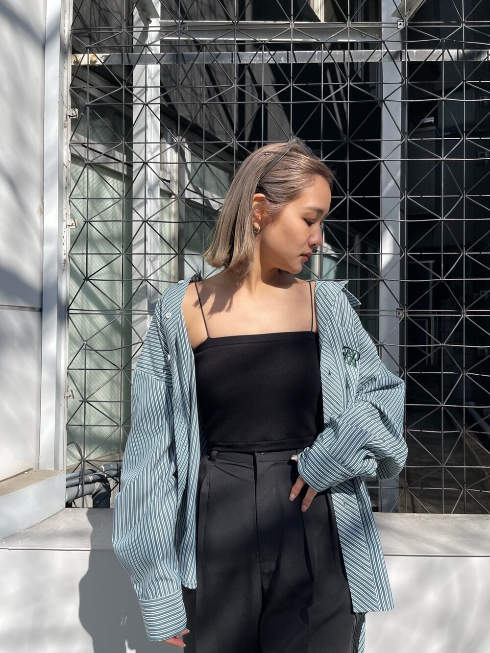 ブラック系のその他パンツ、ブラック系のブーツ、ブラック系のニット/セーターを着用したレディースの春コーディネートの7枚目の写真