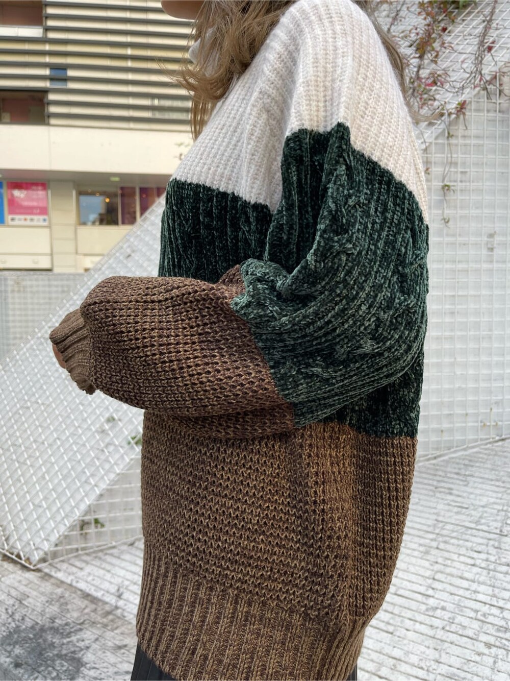 ブラック系のブーツ、ホワイト系のニット/セーター、ブラック系のスカートを着用したレディースの秋コーディネートの5枚目の写真