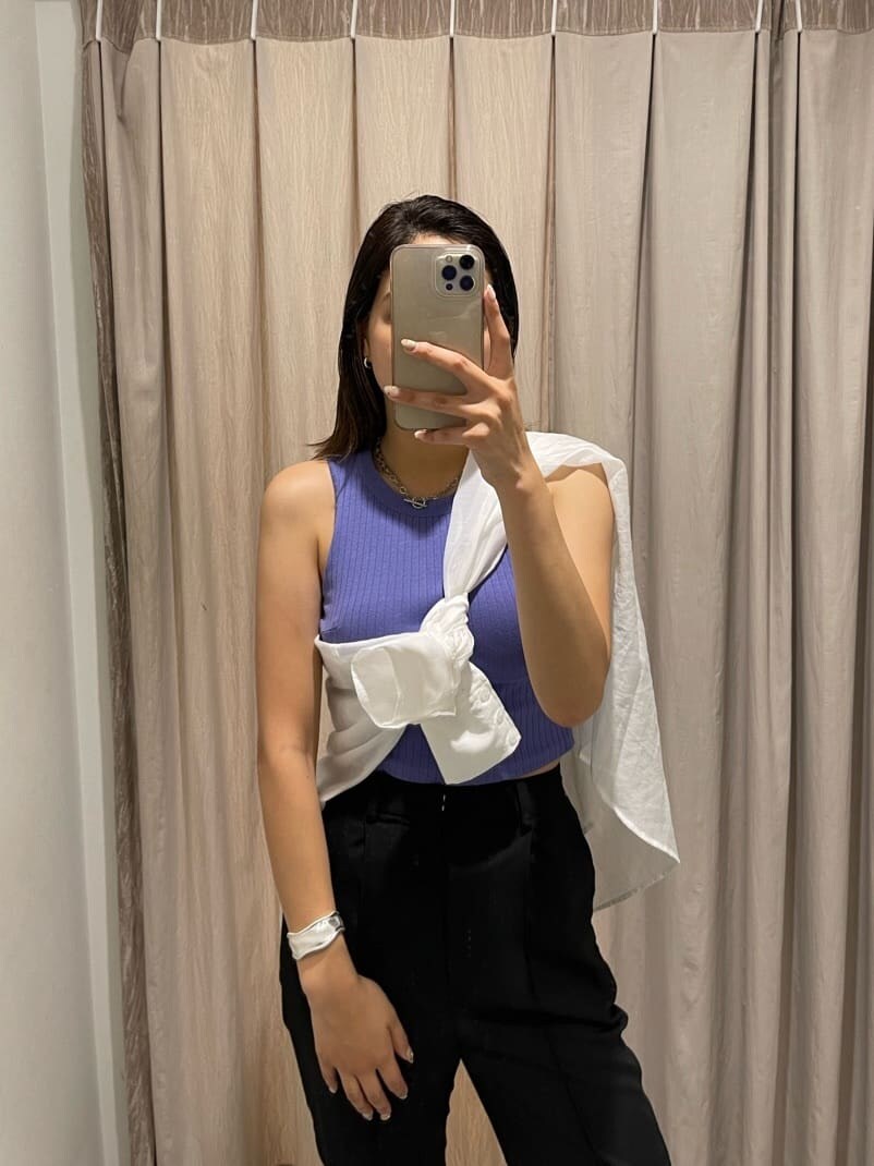 ブラック系のその他パンツ、パープル系のタンクトップ、ホワイト系のサンダルを着用したレディースの夏コーディネートの2枚目の写真