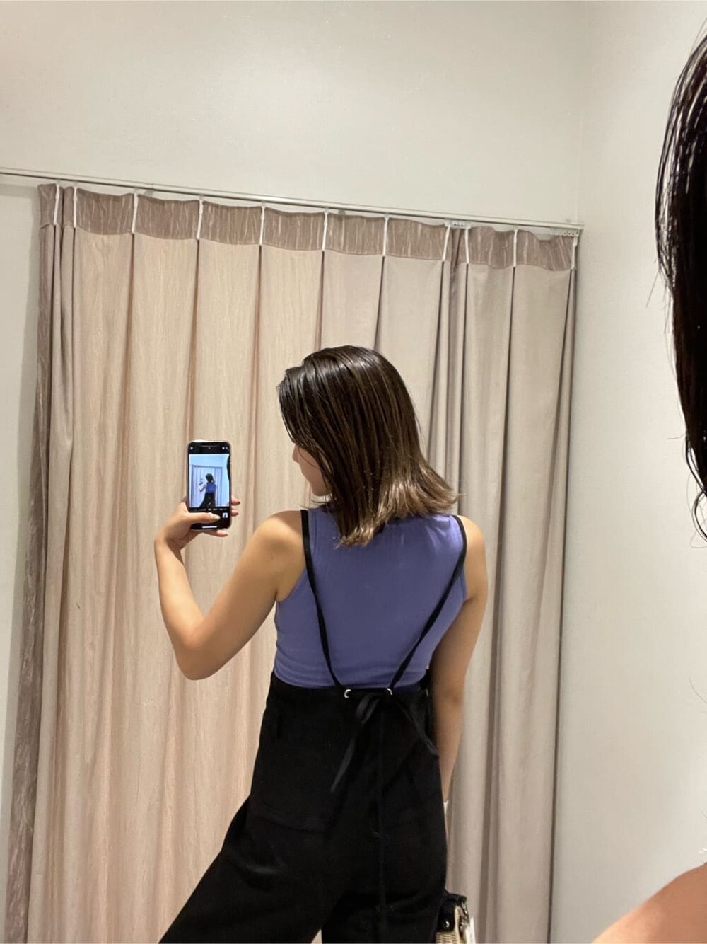 ブラック系のサロペット/オーバーオール、パープル系のタンクトップ、ブラック系のショルダーバッグを着用したレディースの夏コーディネートの5枚目の写真