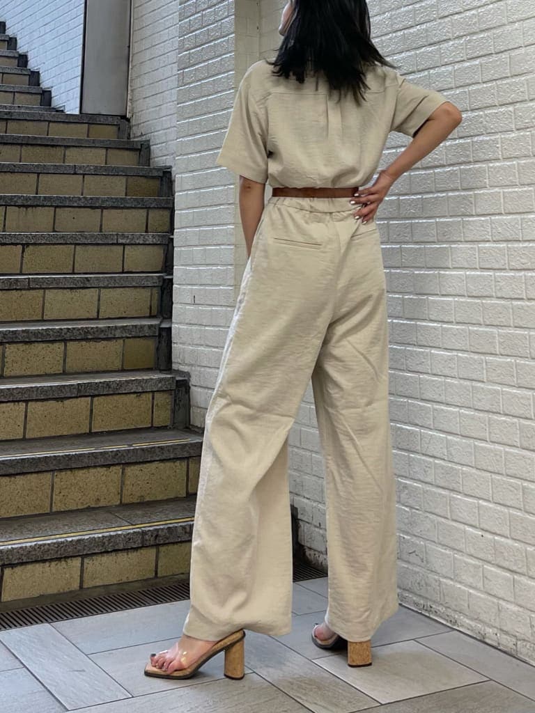 その他のサンダル、ホワイト系のつなぎ/オールインワン、ブラウン系のベルトを着用したレディースの夏コーディネートの2枚目の写真