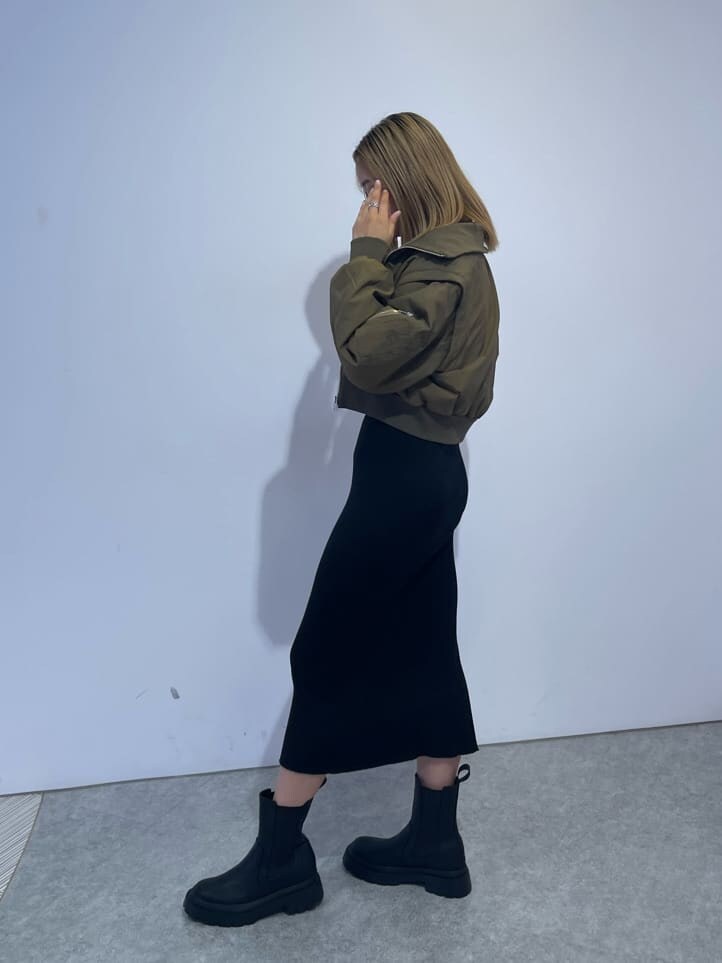 ブラック系のワンピース、ベージュ系のMA-1、ブラック系のショルダーバッグを着用したレディースの秋コーディネートの3枚目の写真