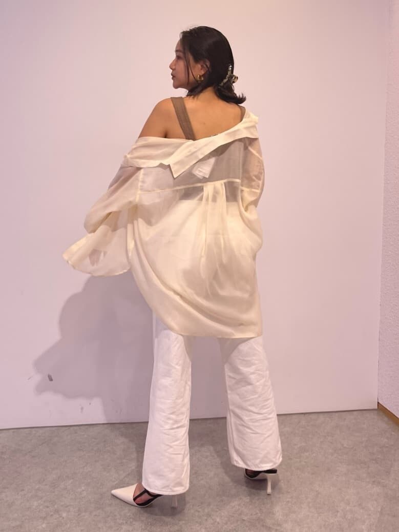 ホワイト系のサンダル、ホワイト系のシャツ/ブラウス、ホワイト系のデニムパンツを着用したレディースの夏コーディネートの2枚目の写真