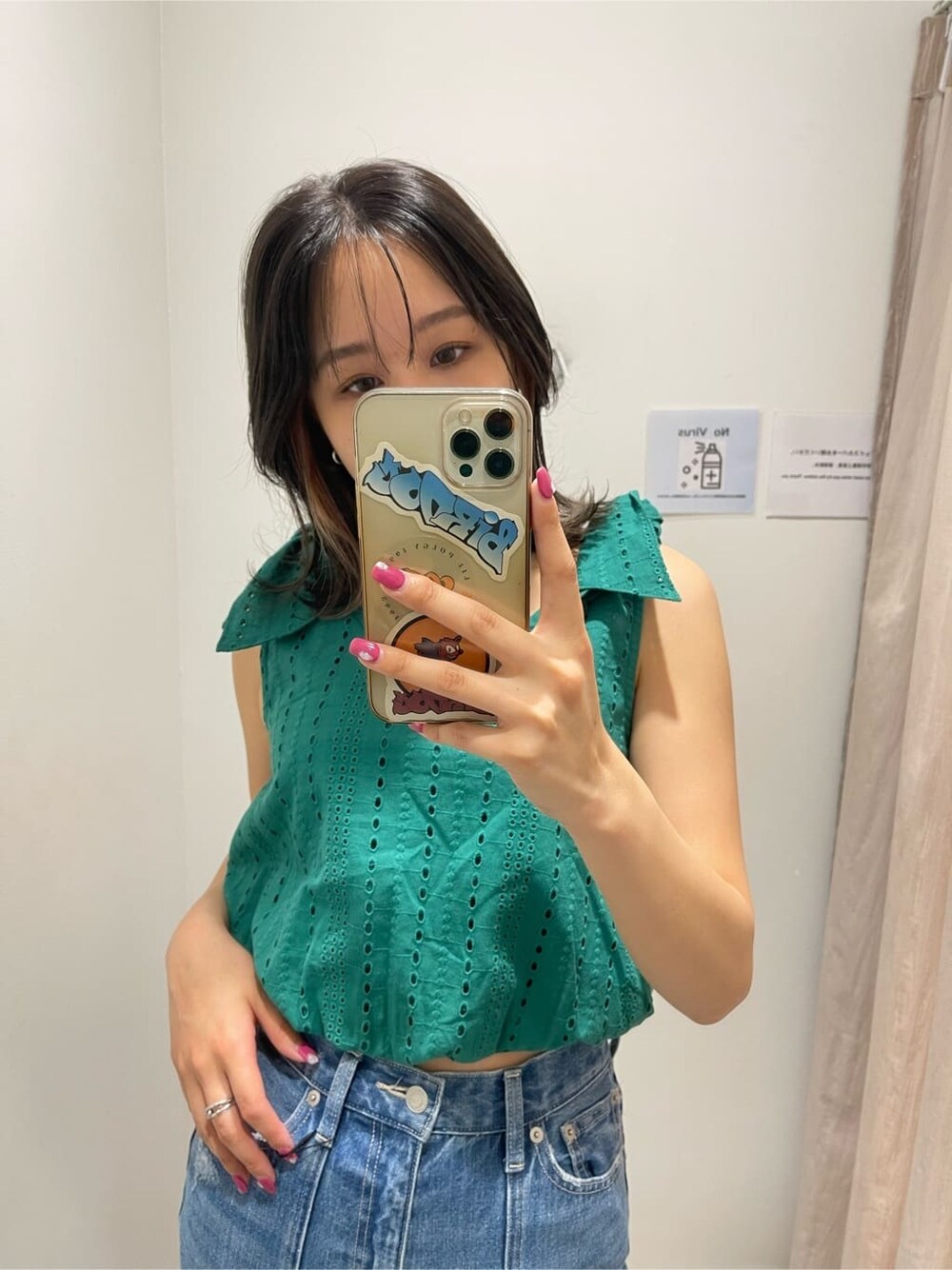 グリーン系のシャツ/ブラウス、ホワイト系のサンダル、ブルー系のデニムパンツを着用したレディースの春コーディネートの3枚目の写真