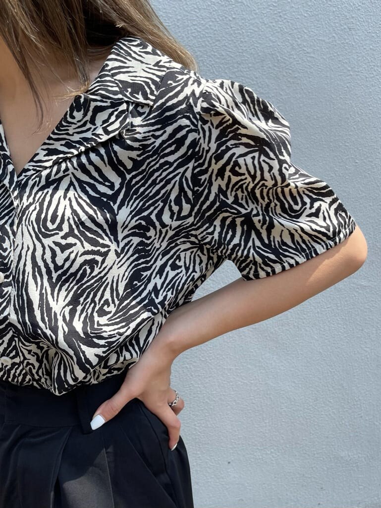 ホワイト系のシャツ/ブラウス、ブラック系のサンダル、ブラック系のその他パンツを着用したレディースの夏コーディネートの5枚目の写真