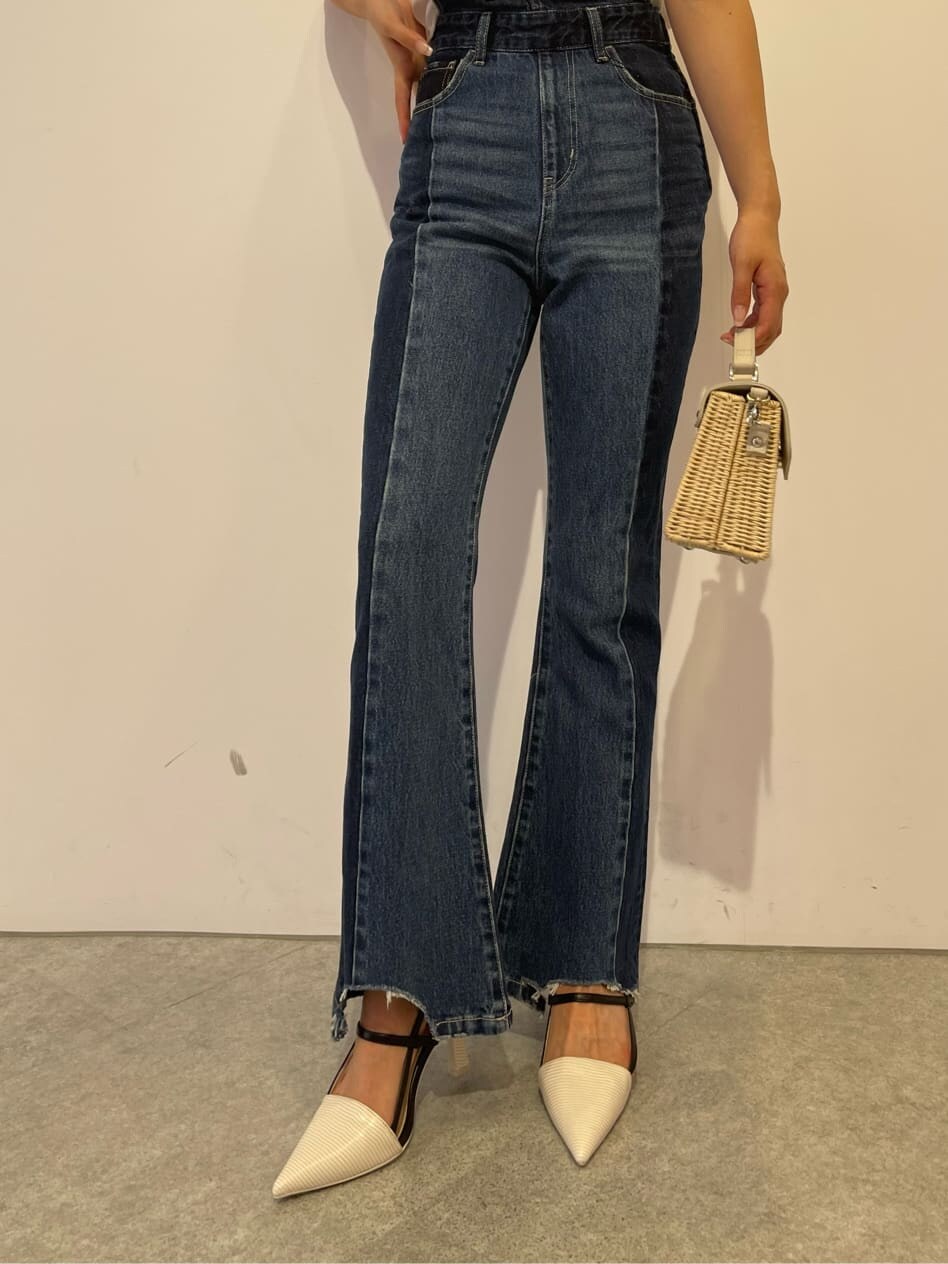 ホワイト系のサンダル、ブルー系のサロペット/オーバーオール、ホワイト系のTシャツ/カットソーを着用したレディースの夏コーディネートの7枚目の写真