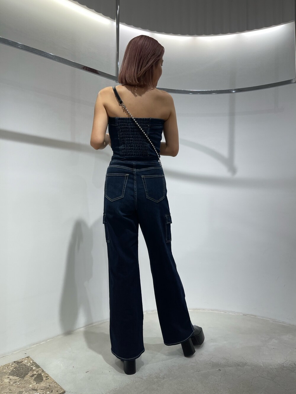 ブラック系のサンダル、ブルー系のつなぎ/オールインワン、ブラック系のショルダーバッグを着用したレディースの夏コーディネートの3枚目の写真