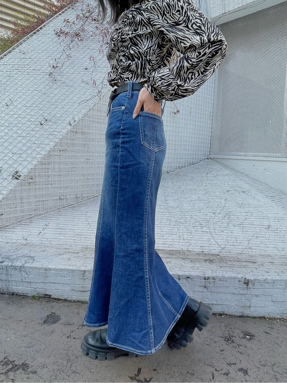 ブラック系のブーツ、ブルー系のデニムスカート、その他のシャツ/ブラウスを着用したレディースの冬コーディネートの6枚目の写真