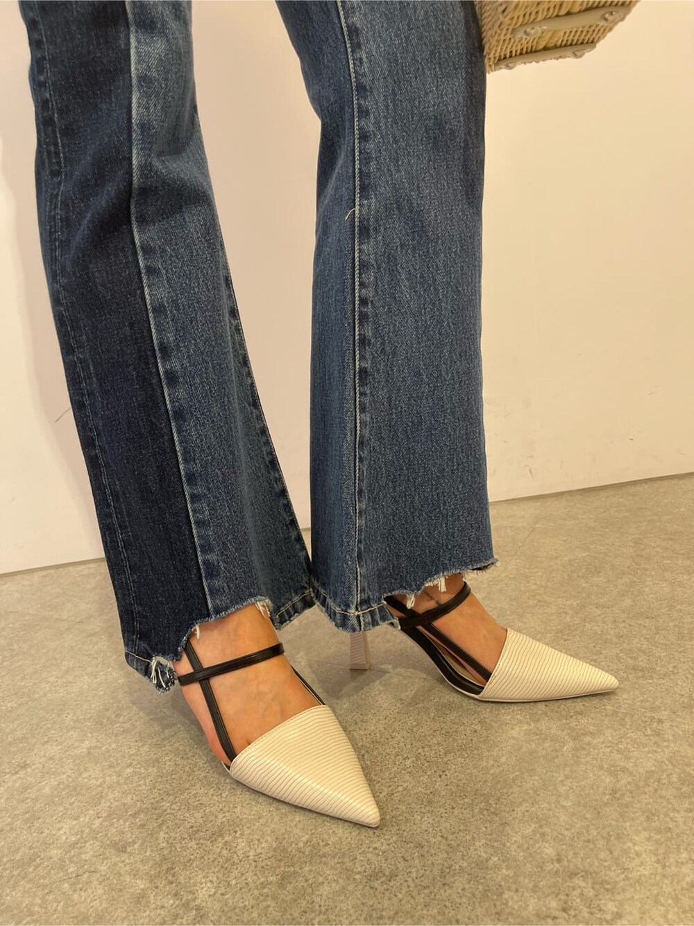 ホワイト系のサンダル、ブルー系のサロペット/オーバーオール、ホワイト系のTシャツ/カットソーを着用したレディースの夏コーディネートの9枚目の写真