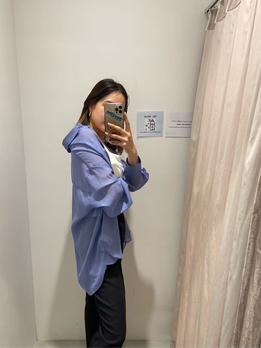 ホワイト系のタンクトップ、ブルー系のシャツ/ブラウス、ホワイト系のショルダーバッグを着用したレディースの春コーディネートの3枚目の写真