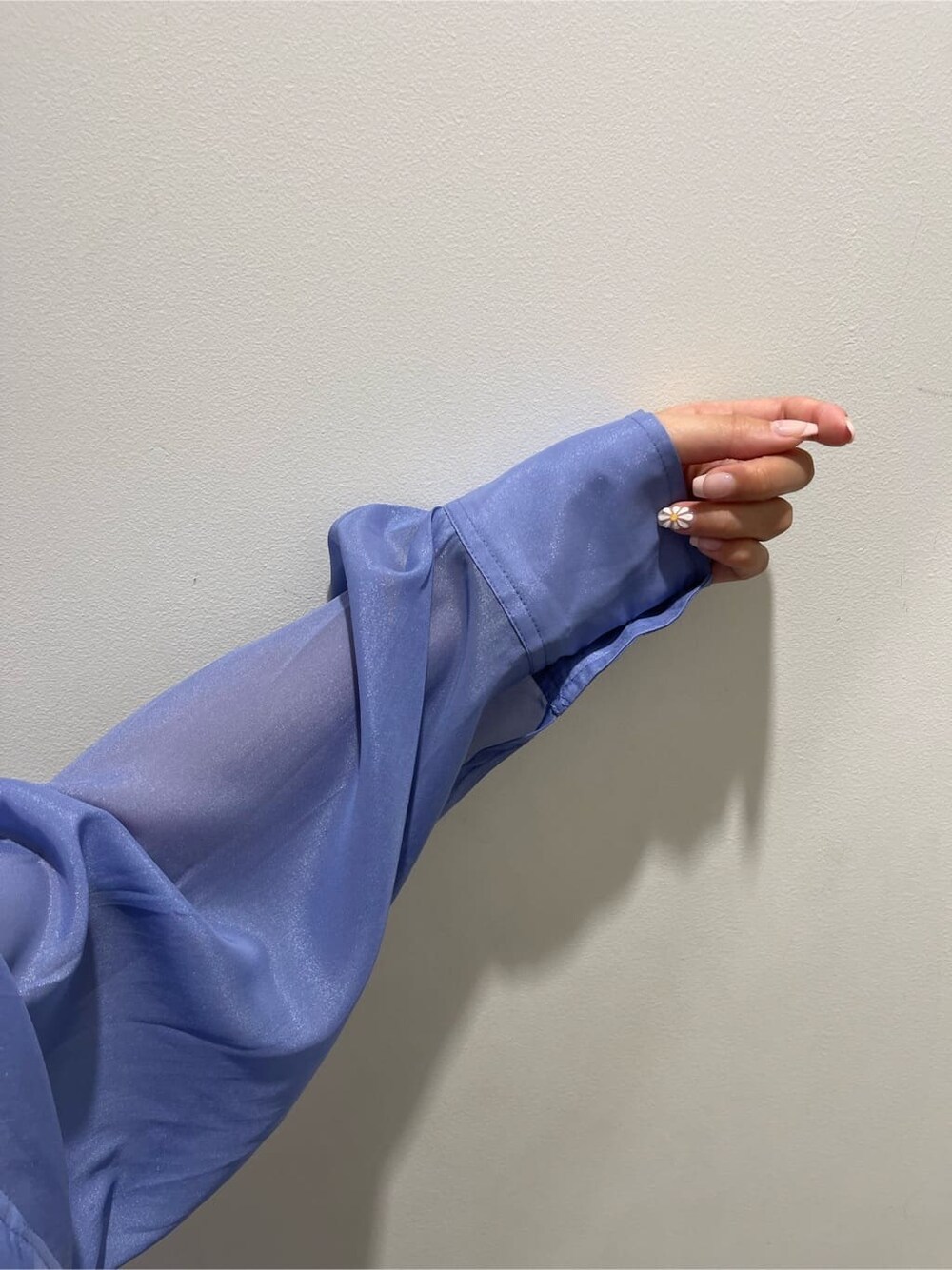 ホワイト系のタンクトップ、ブルー系のシャツ/ブラウス、ホワイト系のショルダーバッグを着用したレディースの春コーディネートの5枚目の写真