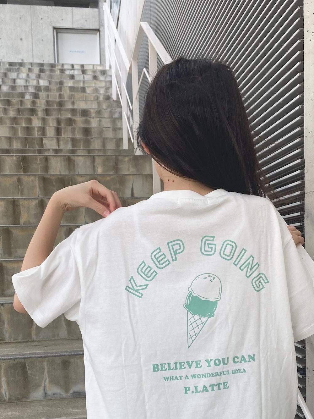 ホワイト系のTシャツ/カットソー、グリーン系のセットアップを着用したキッズの夏コーディネートの2枚目の写真