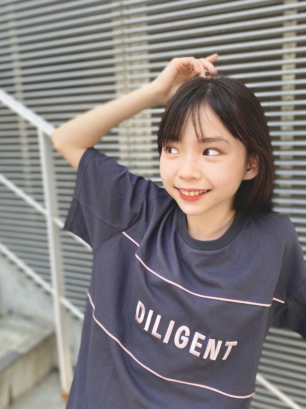 グレー系のTシャツ/カットソーを着用したキッズの夏コーディネートの2枚目の写真