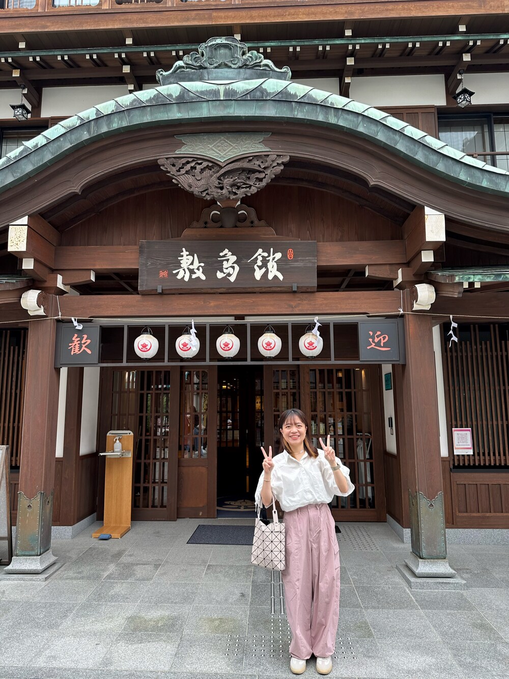 ホワイト系のシャツ/ブラウス、ピンク系のその他パンツを着用したレディースの冬コーディネートの3枚目の写真