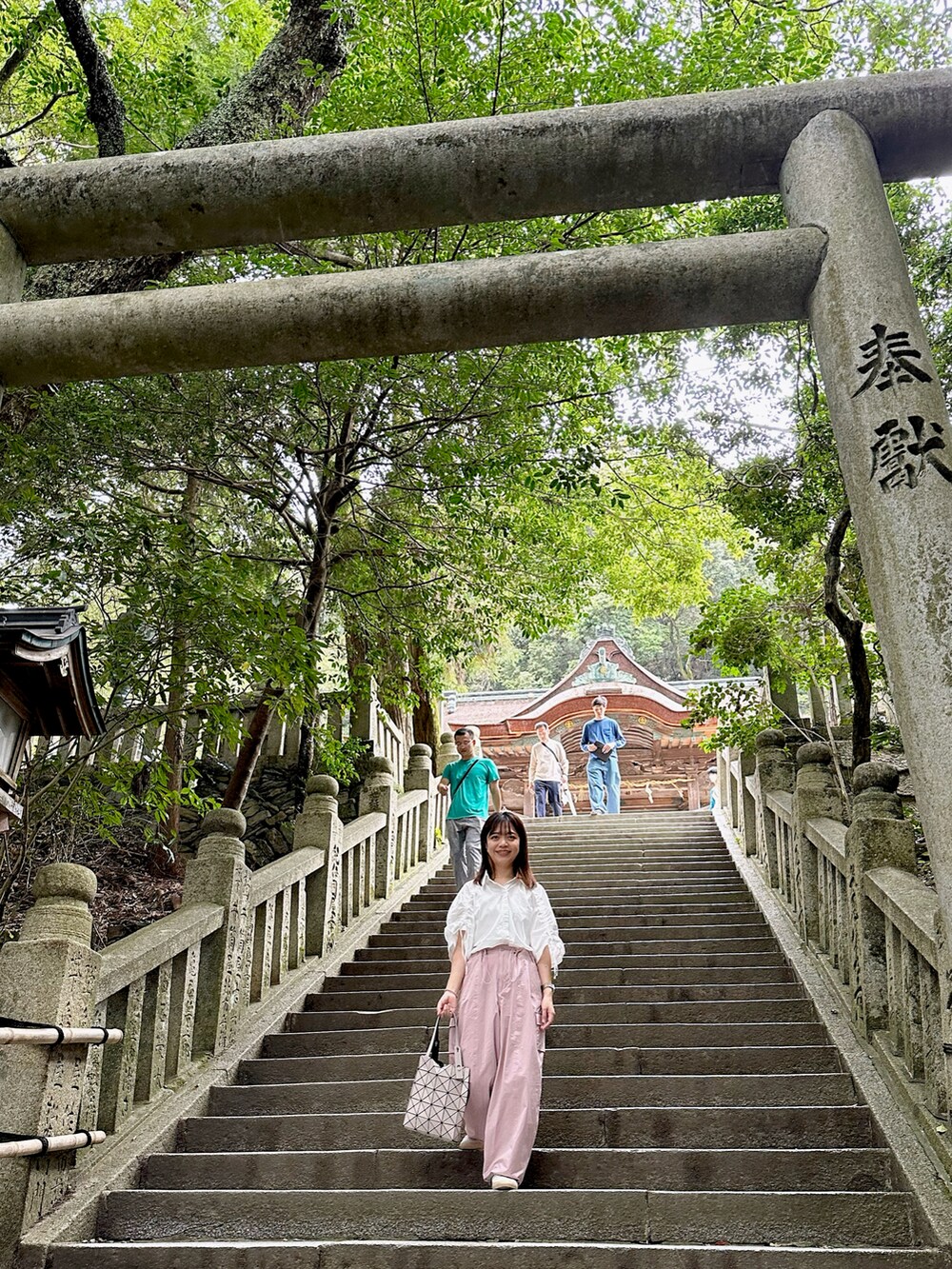 ホワイト系のシャツ/ブラウス、ピンク系のその他パンツを着用したレディースの冬コーディネートの2枚目の写真